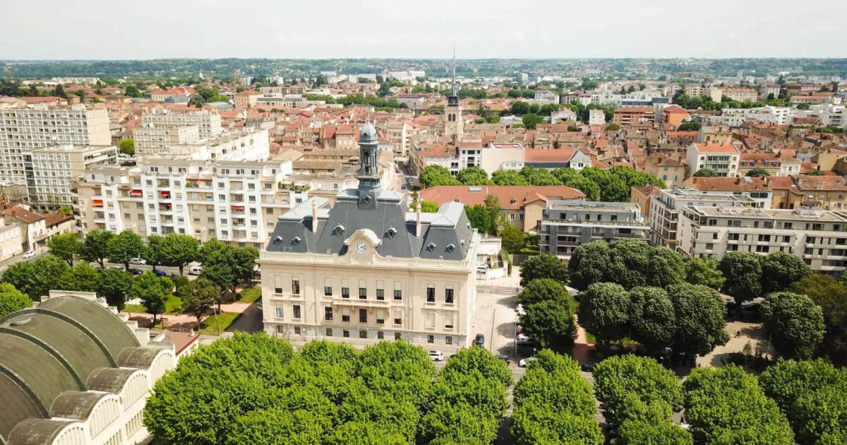 Vue aérienne de Villefranche-sur-Saône, zone d'intervention de l'agence CMDP
